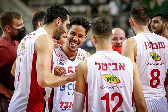 הפועל חיפה מחייכת בדרבי של הכרמל // צילום: מאור אלקסלסי